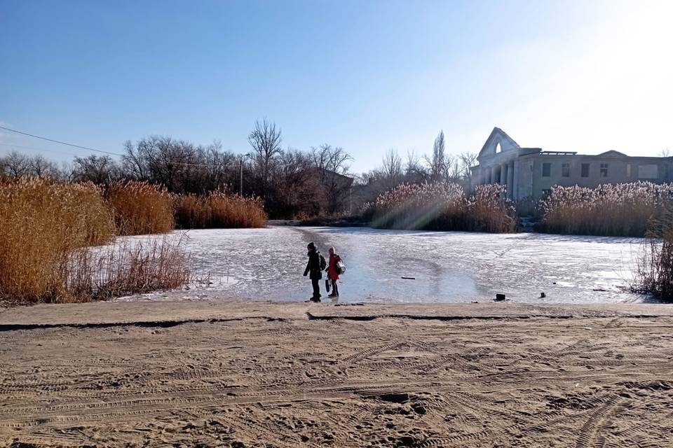 В Кировском районе Волгограда под лед чуть не провалились двое маленьких детей