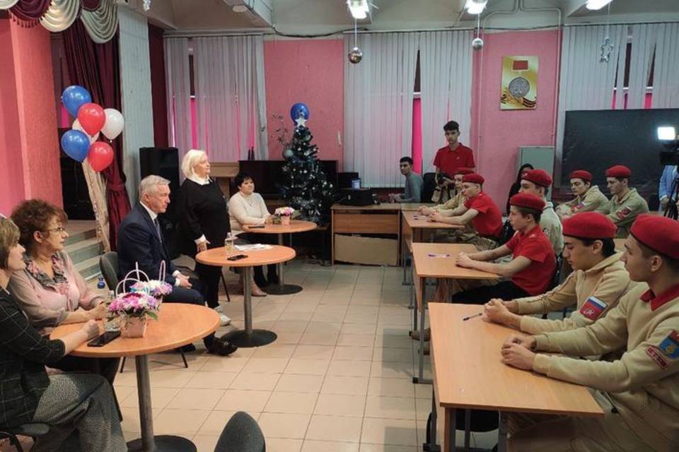 Волгоградские школьники написали новогодние пожелания российским солдатам