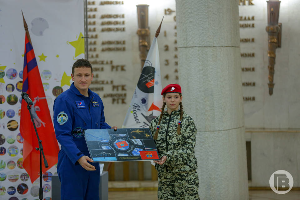 Космонавт Кудь-Сверчков передал ветеранам флаг Волгограда, побывавший в космосе