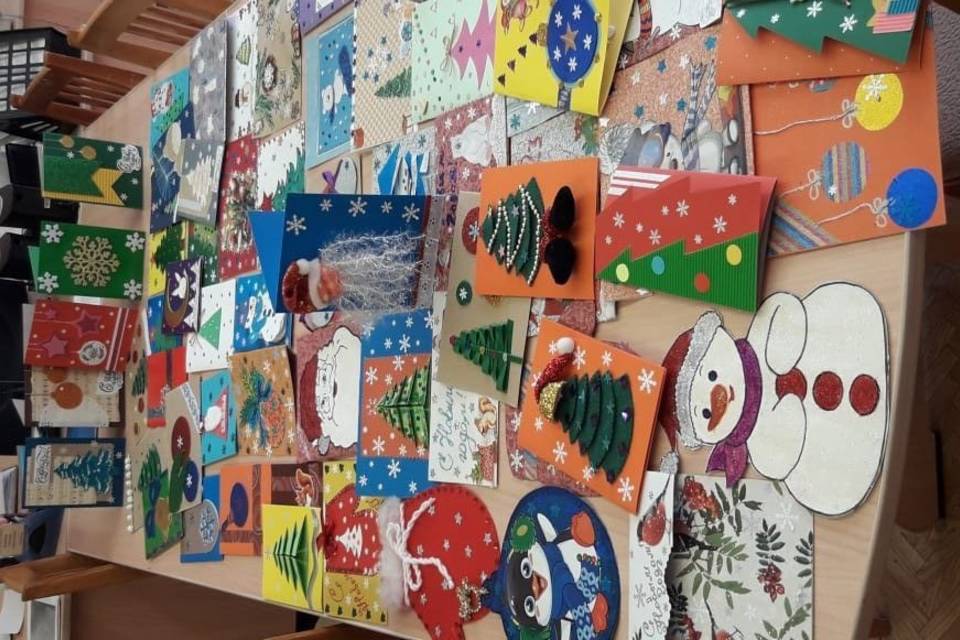 Более 300 новогодних открыток отправят в зону СВО от детей из Волгоградской области