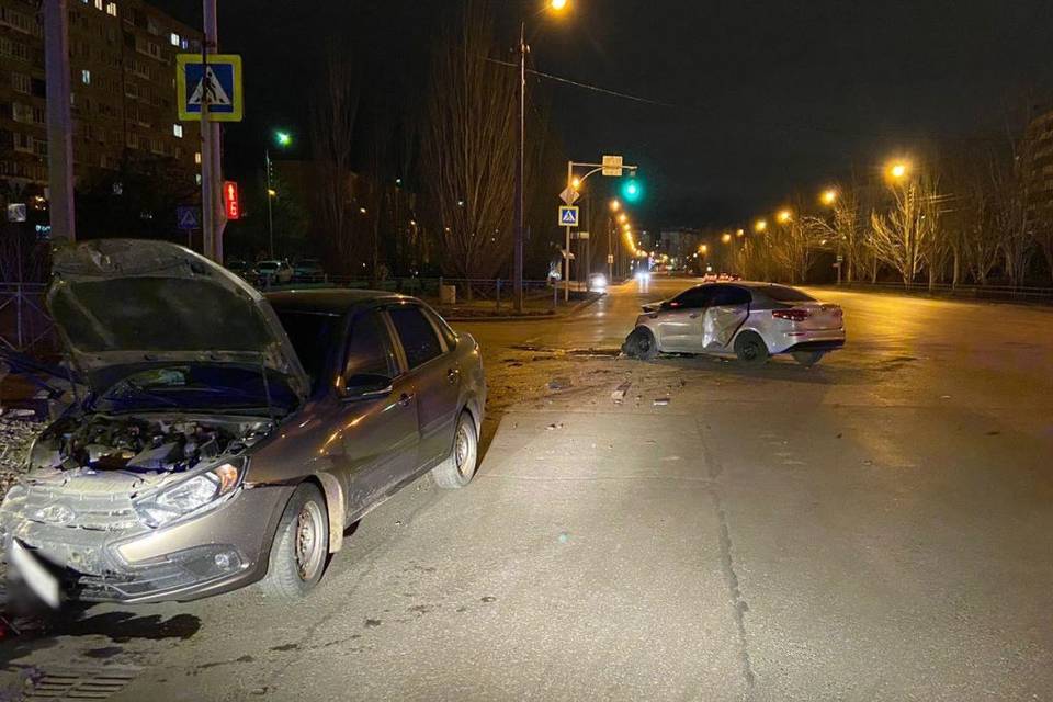 4 человека пострадали в ДТП на регулируемом перекрестке под Волгоградом