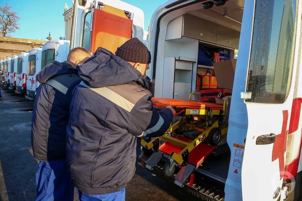 Два человека пострадали в ДТП, влетев в оградительный барьер в Волгограде