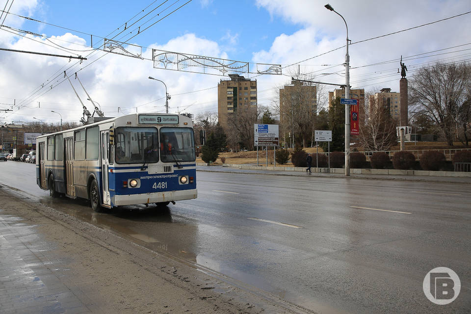 В Волгограде в салоне троллейбуса упала пассажирка