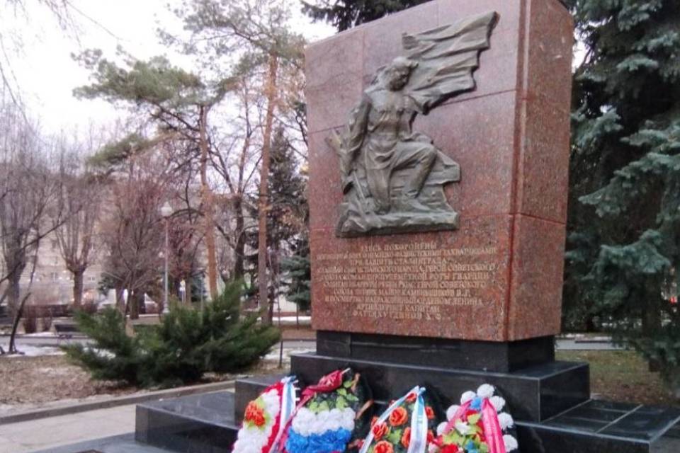 В центре Волгограда завершили восстановление братской могилы у Вечного огня