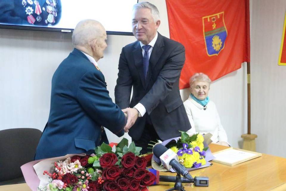 В Волгограде 96-летний участник Парада Победы Александр Колотушкин принимает поздравления