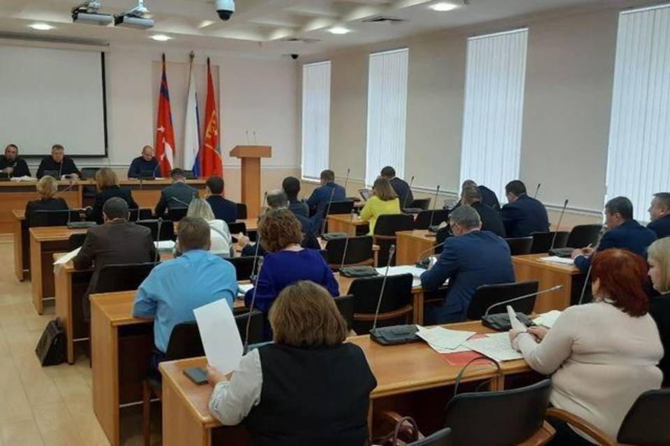В Волгограде депутаты с 1 января подняли зарплату своим помощникам