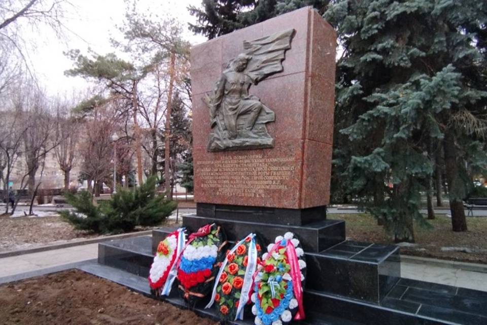 Власти Волгограда оценят качество выполненной реставрации на братской могиле в сквере на пл. Павших борцов