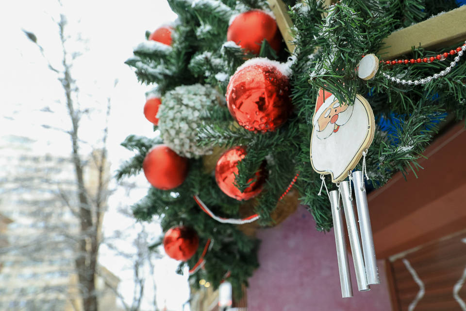 В районах Волгограда начали монтировать новогодние ели