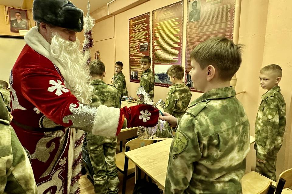Дед Мороз спецназначения и ОМОН поздравили детей с Новым годом в Волгоградской области