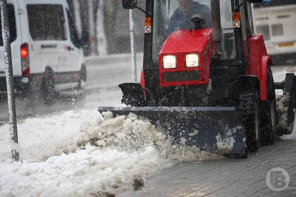 95 спецмашин расчистили трассы Волгоградской области от гололеда и снега