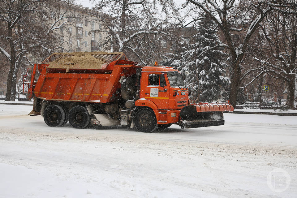 В Волгограде с полуночи работают снегоуборочные машины