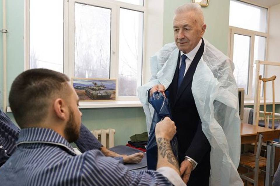 Депутаты Волгоградской облдумы вручили подарки участникам СВО в военном госпитале