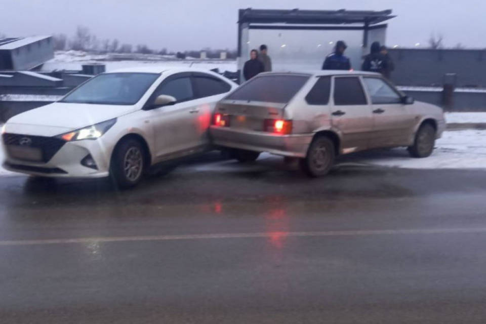 Под Волгоградом 46-летняя женщина чуть не погибла в ДТП на остановке