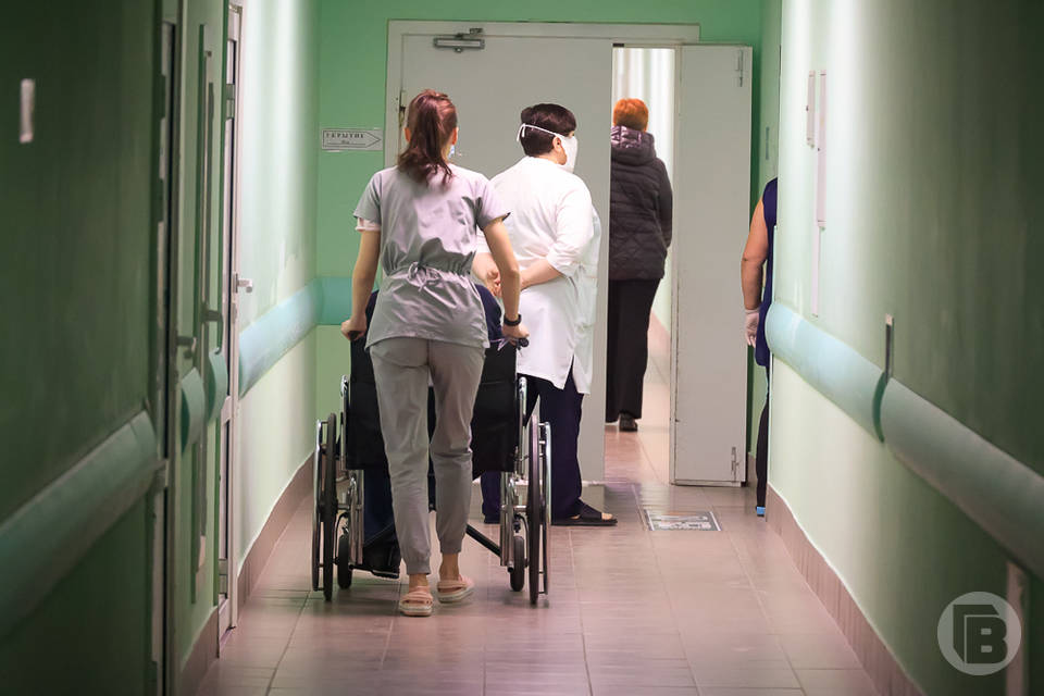 В Волгограде спасатели пришли на помощь пенсионерке с жутким переломом