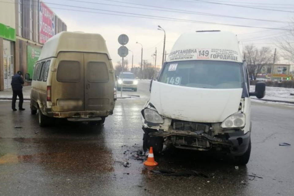 Две маршрутки столкнулись в Волгограде