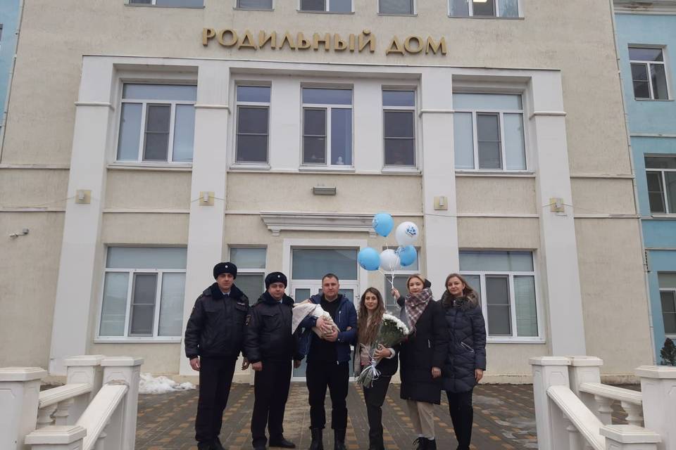 В Волгограде инспекторы ДПС поздравили с выпиской спасенную ими ранее молодую маму
