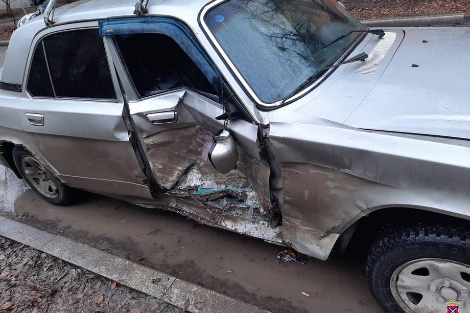 Под Волгоградом 81-летняя женщина-водитель устроила аварию