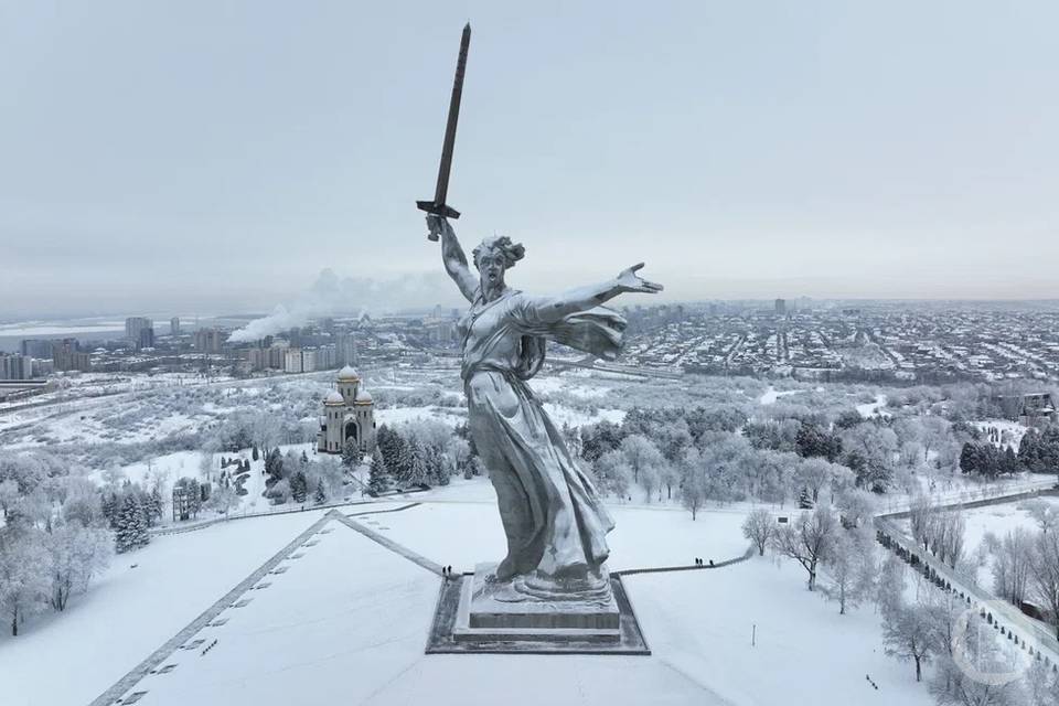 В Башкортостане возвели ледяную скульптуру «Родина-мать зовет!»
