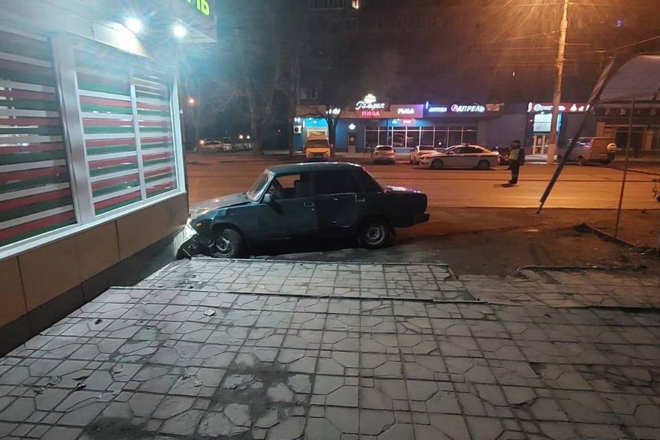 В Волгограде в ДТП легковушку с женщиной-водителем отбросило на магазин
