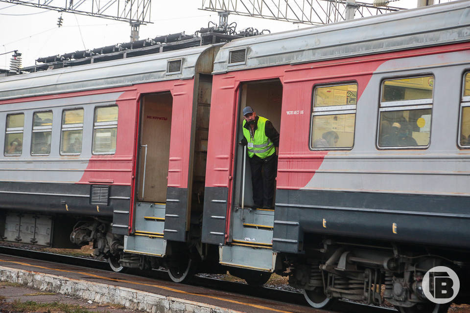 Поезд врезался в легковой автомобиль на переезде под Волгоградом