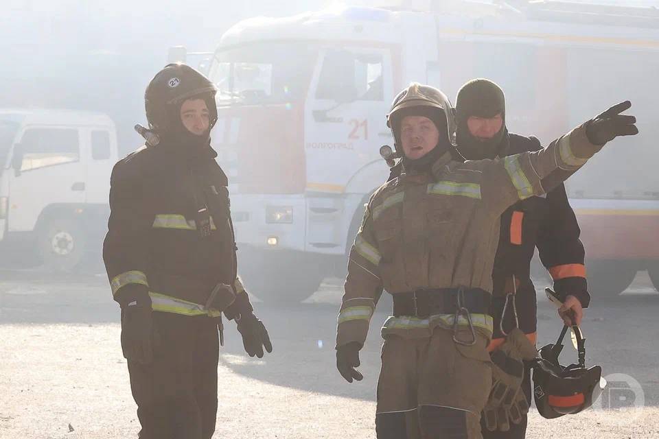 Около часа под Волгоградом горел деревянный дом