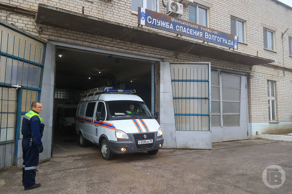 В Волгограде спасатели пришли на помощь девушке с раздувшимся ухом