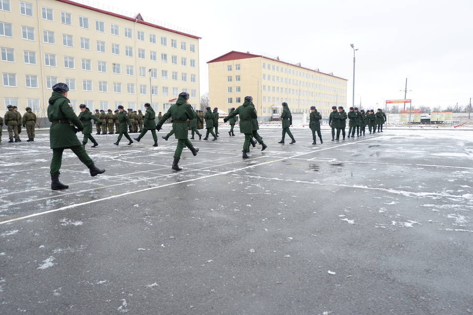 Волгоградских военных защищают от ОРВИ чесноком и луком