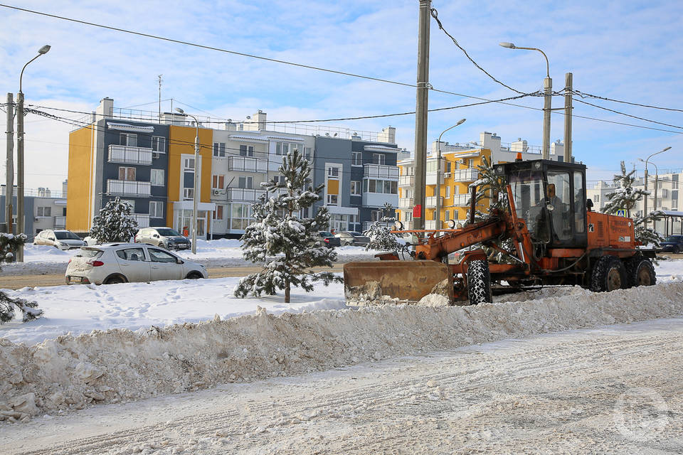 В Волгограде к уборке дорог приступили сразу с началом снегопада