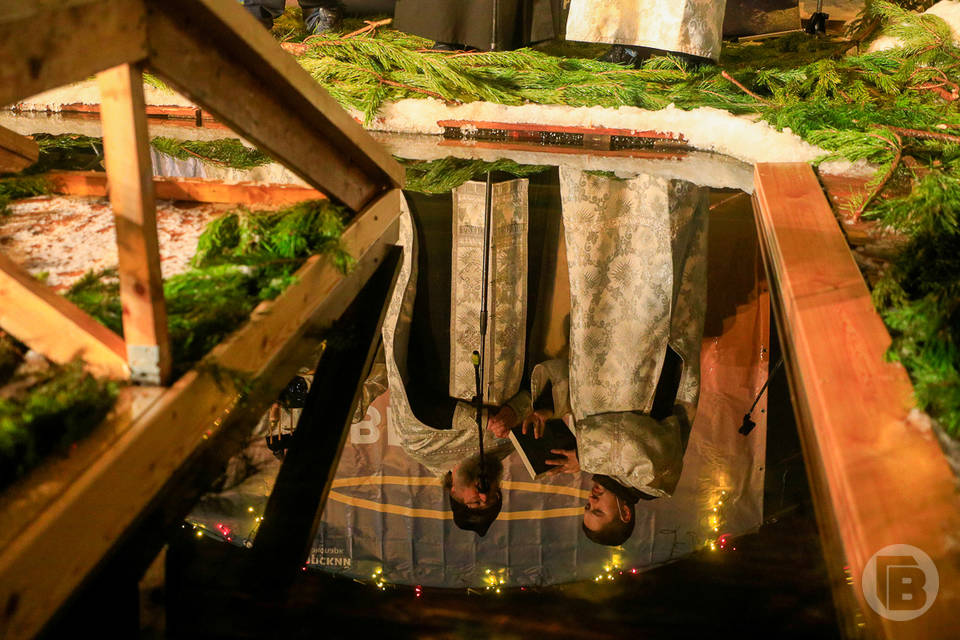 Водолазы извлекают из купелей опасные предметы перед Крещением в Волгограде