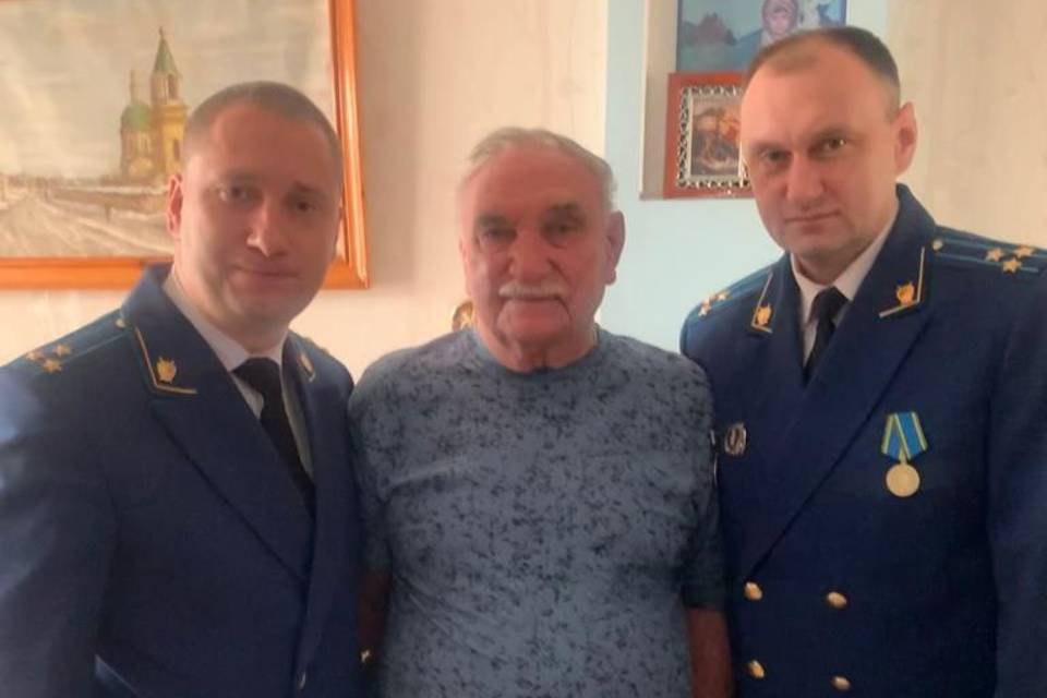 В Волгограде ветерана прокуратуры Вячеслава Иванова поздравили с 80-летием