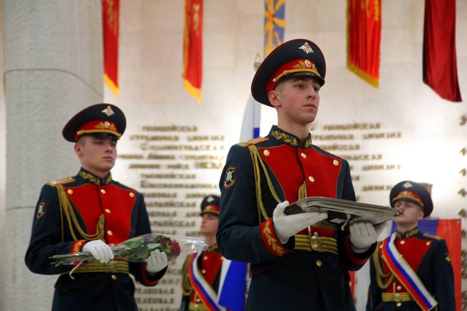 В Волгограде семьям погибших бойцов передали ордена Мужества