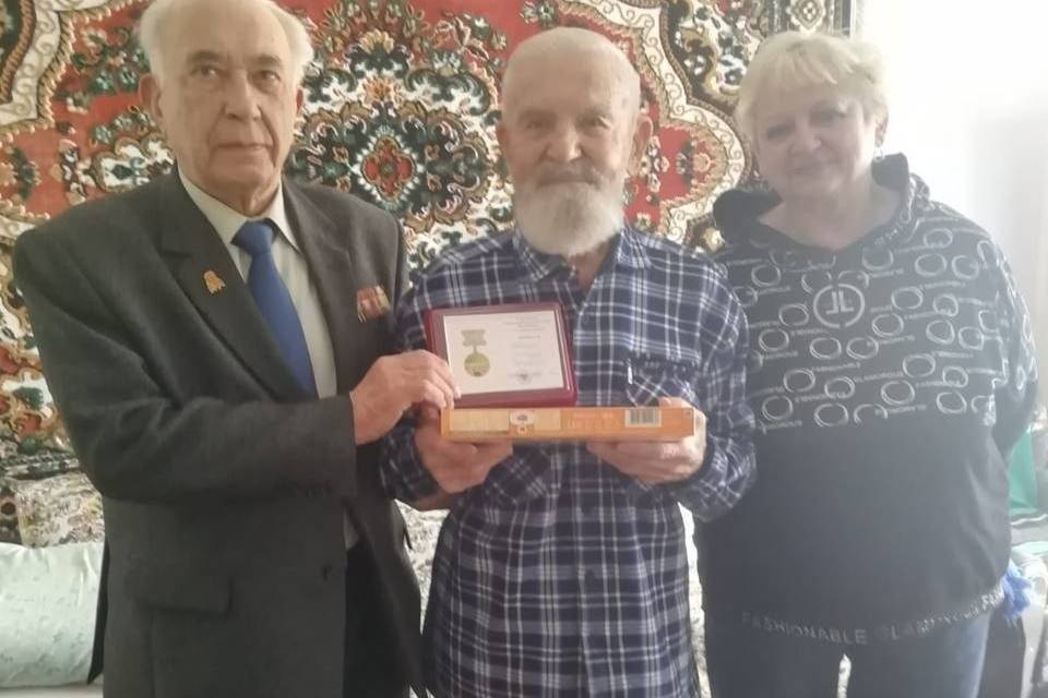 В Камышине наградили участника Сталинградской битвы Михаила Николенко