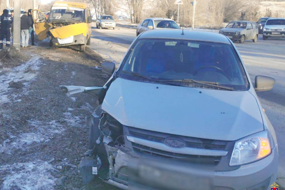 17-летний пассажир маршрутки пострадал в тройном ДТП под Волгоградом