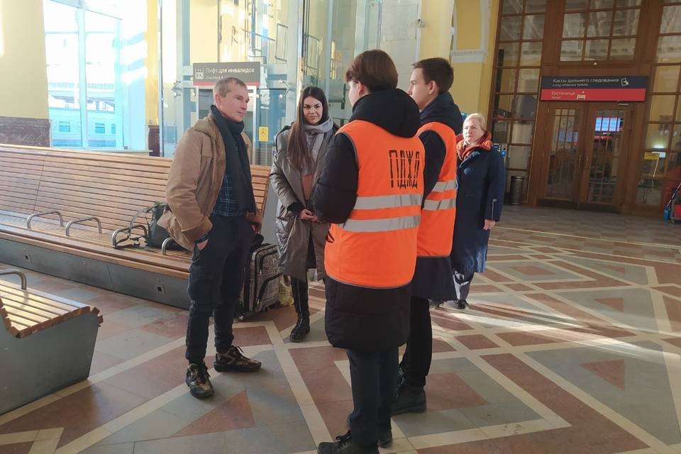 Посетителям ж/д вокзала Волгограда напомнили о правилах безопасного поведения на пассажирских платформах и в поездах