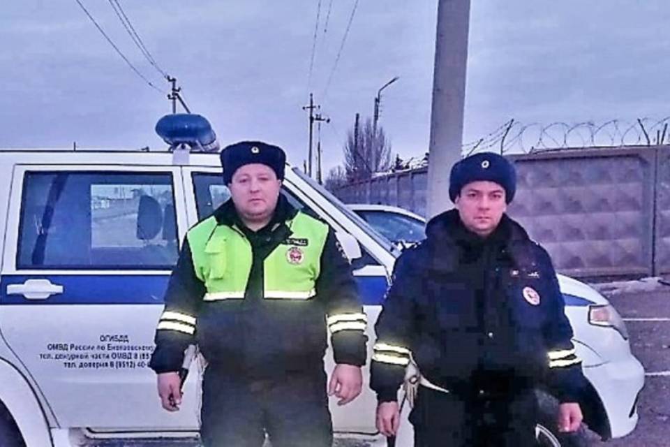 Полицейские спасли замерзавшего на трассе волгоградца в соседнем регионе