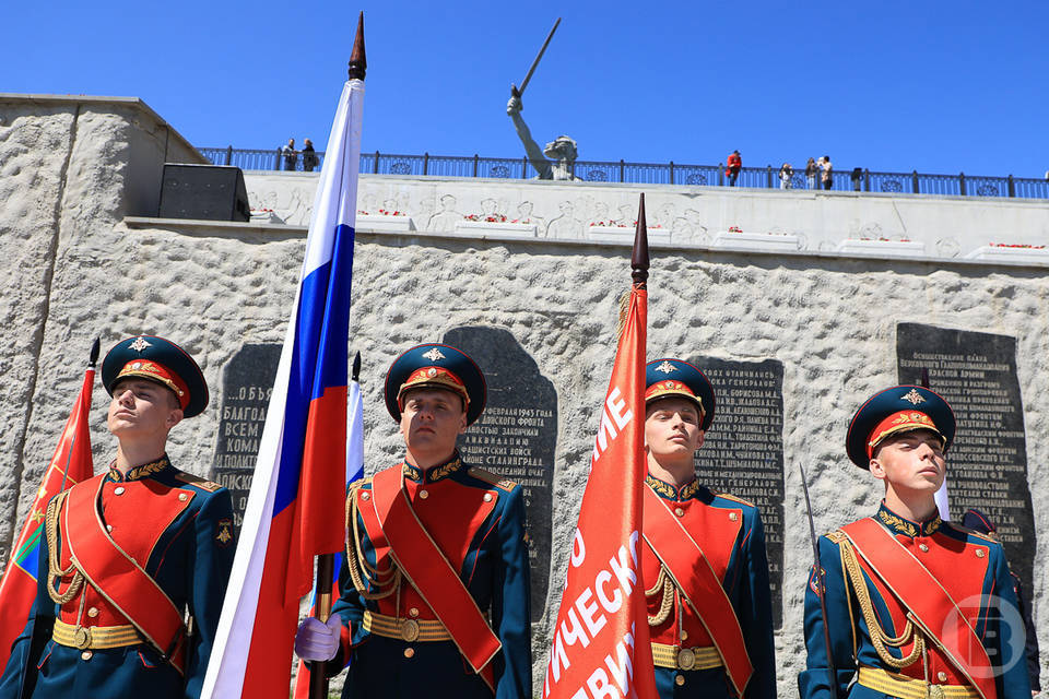 Рота почетного караула на Мамаевом кургане в Волгограде отмечает 55-летие