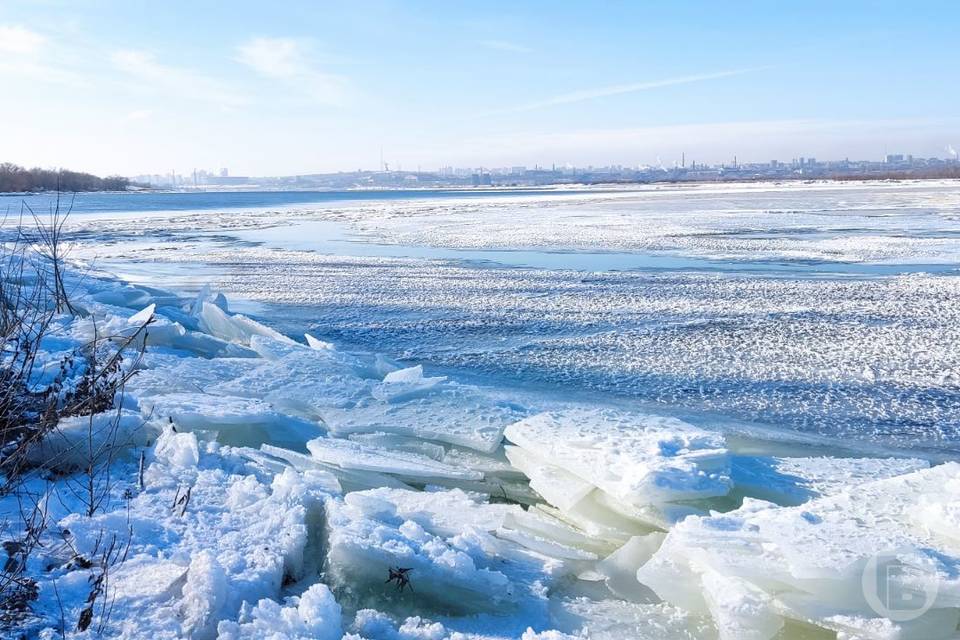 Все оттенки синего: в Волгограде река Волга в морозном январе отразила синеву неба