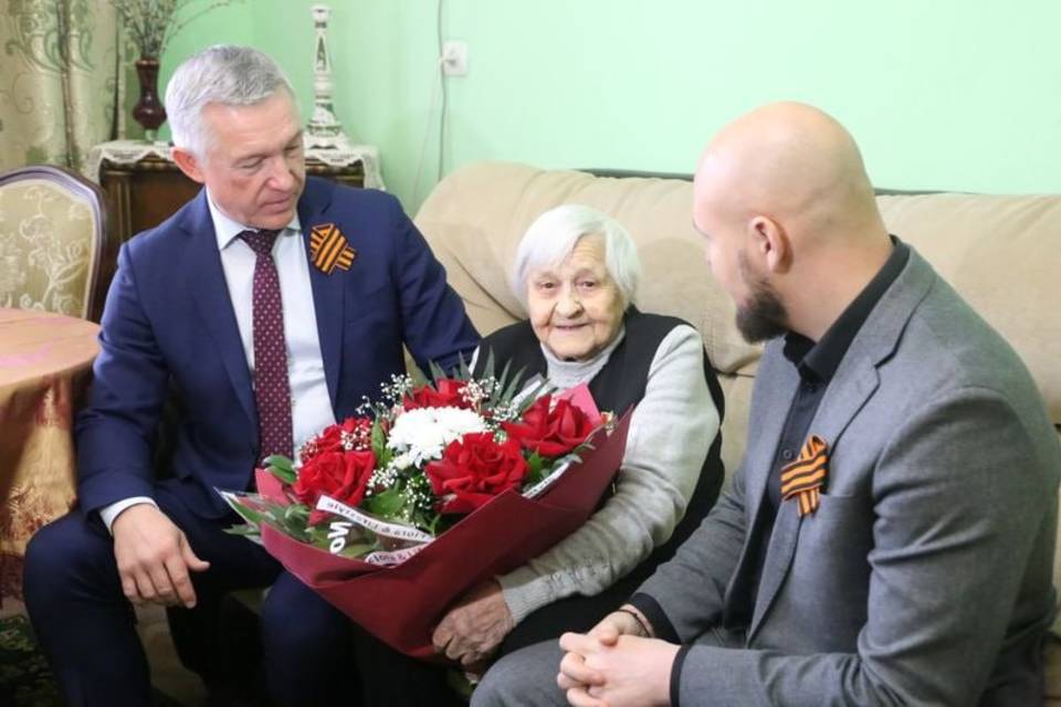 98-летнюю защитницу Сталинграда Нину Чеснокову поздравили с юбилеем Сталинградской Победы