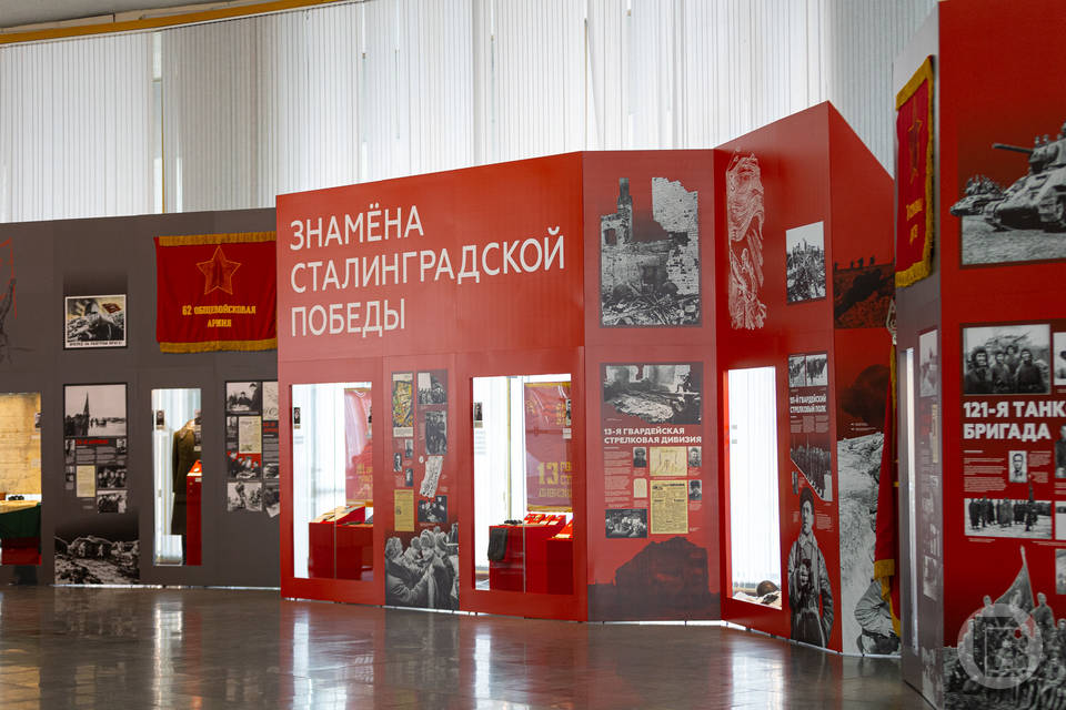 В Волгограде показали подлинные знамена Сталинградской Победы
