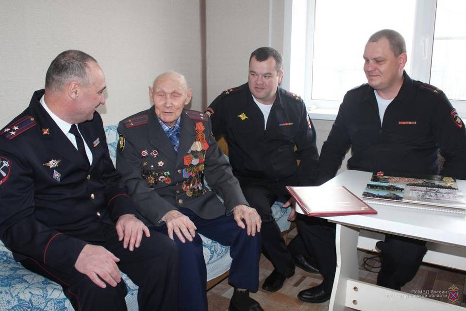 Полицейские в Волгоградской области поздравили ветерана Николая Небыкова со Сталинградской Победой