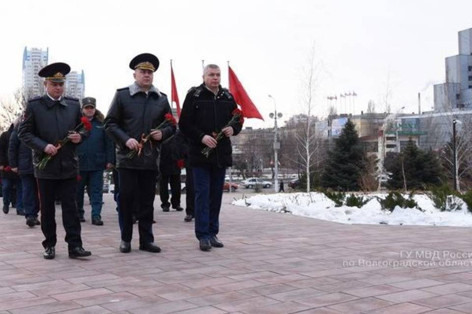 Главный полицейский Волгоградской области возложил цветы к монументу «Памятник чекистам и милиционерам»