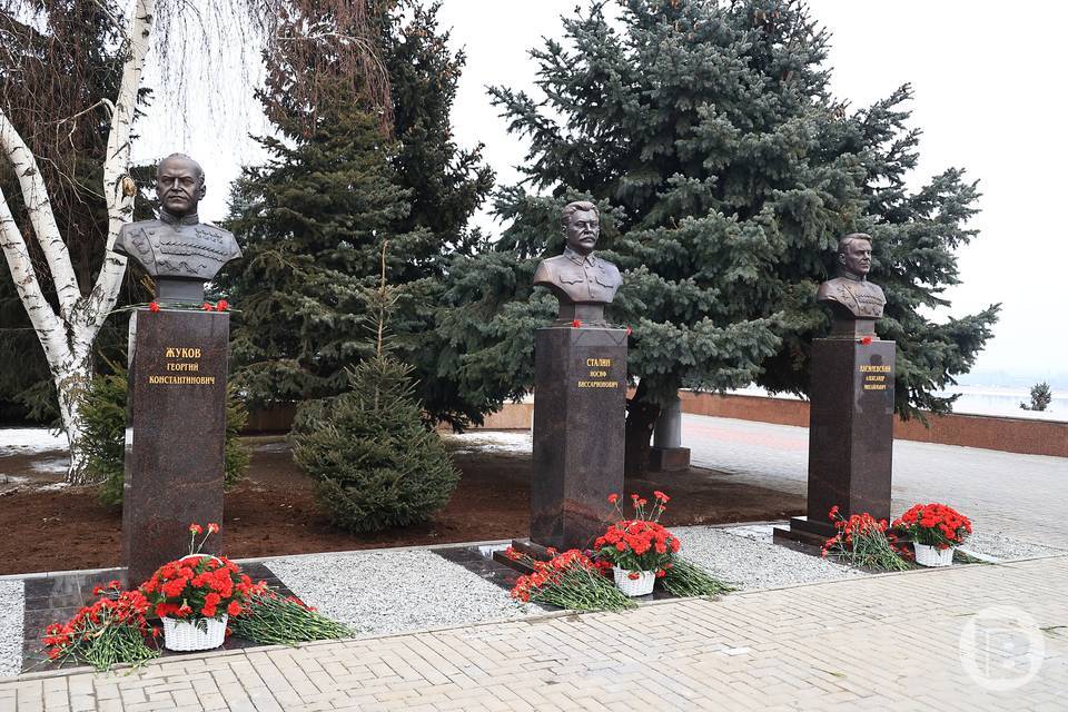 Памятник Сталину открыли в Волгограде накануне 80-летия Сталинградской Победы