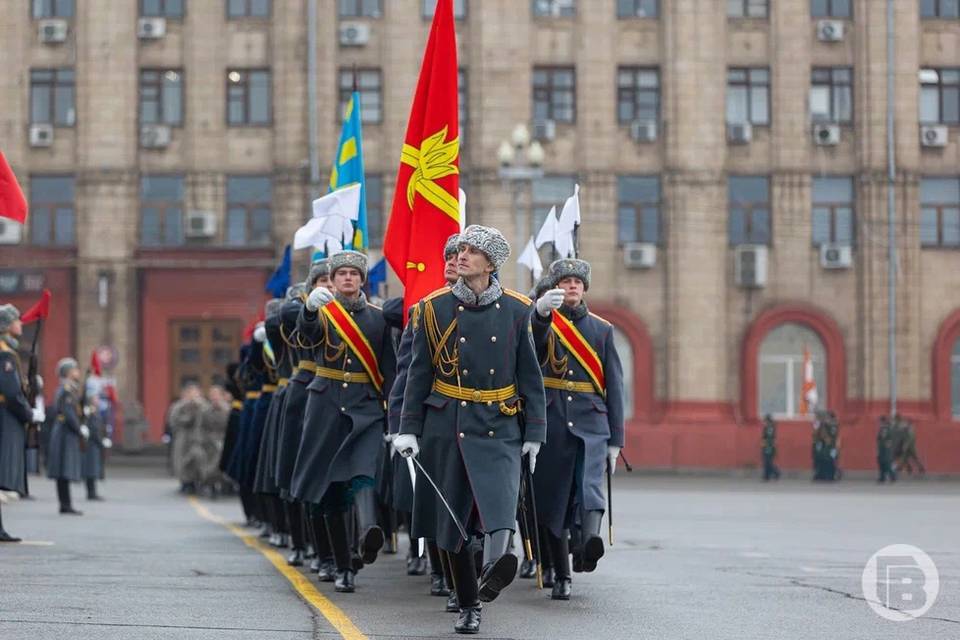 В Волгограде состоялся военный парад: 14 парадных расчетов прошли по главной площади города