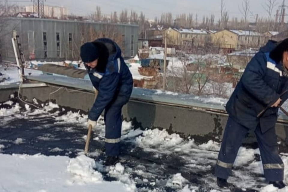 В Волгограде крыши от снега очистят военные коммунальщики