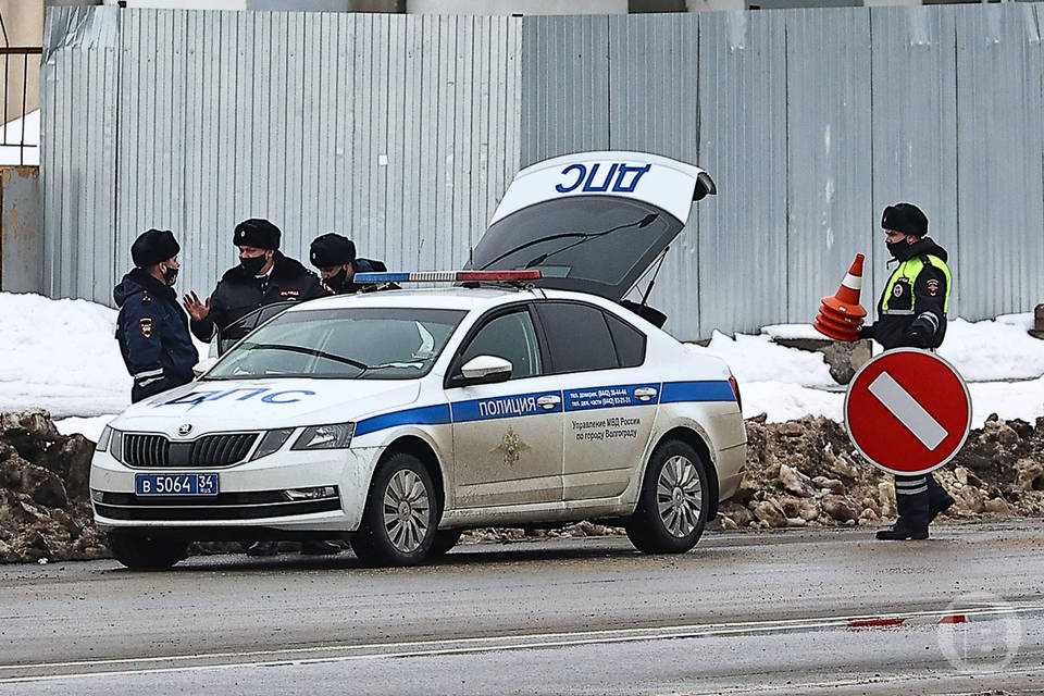 В Волгограде полиция ищет водителя, сбившего человека во дворе многоэтажки