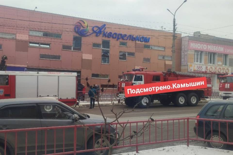 Из-за ЧП пожарные нагрянули в торговый центр в Камышине