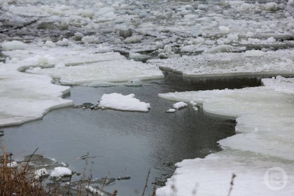 Под Волгоградом дальнобойщик из Турции на фуре провалился под лед на реке Еруслан