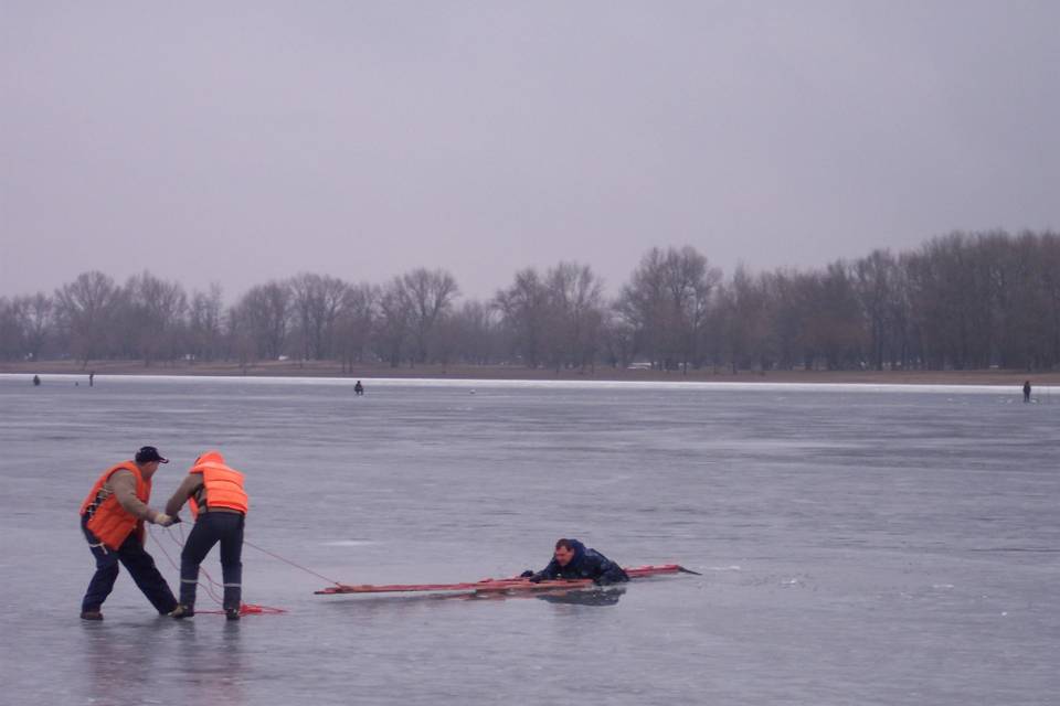 В Волгограде спасатели вызволили рыбака, которому стало плохо на льду