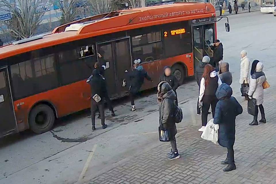 В Волгограде задержали группу подростков за дебоширство в автобусе №2