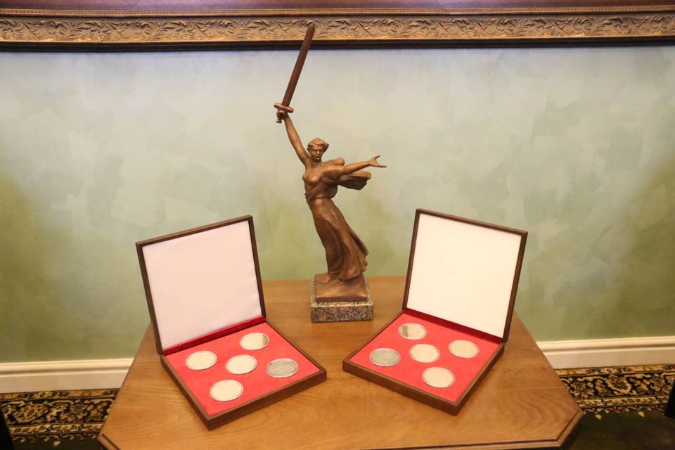 Музею-заповеднику «Сталинградская битва» передана коллекция памятных медалей о Волгограде